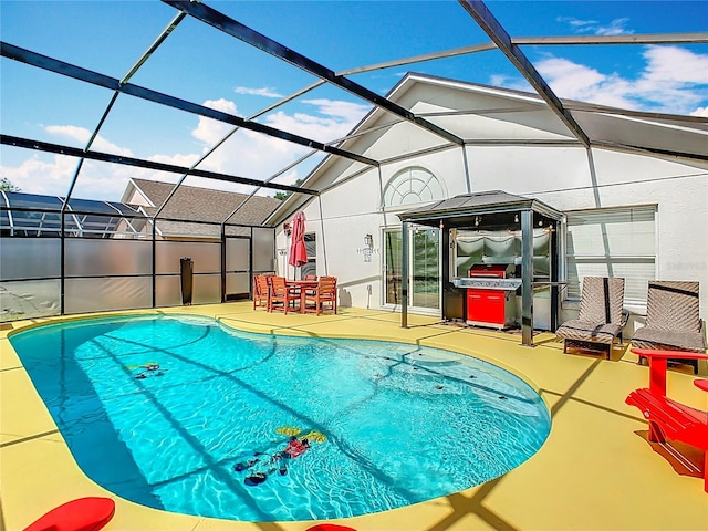550 Canary Island Cir, Davenport, FL 33837 - outdoor pool with a patio area and glass enclosure
