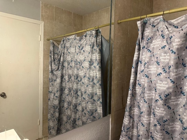 full bath featuring a shower with curtain