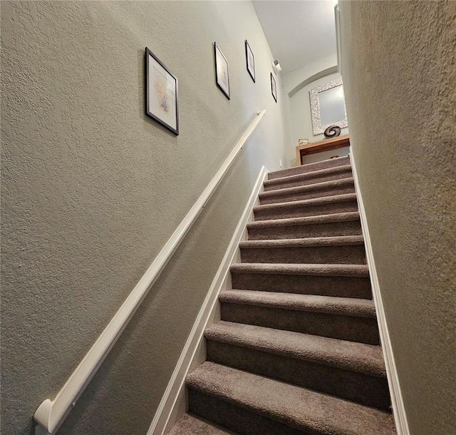 2531 Old Kent Cir, Kissimmee, FL 34758 - stairs featuring a textured wall