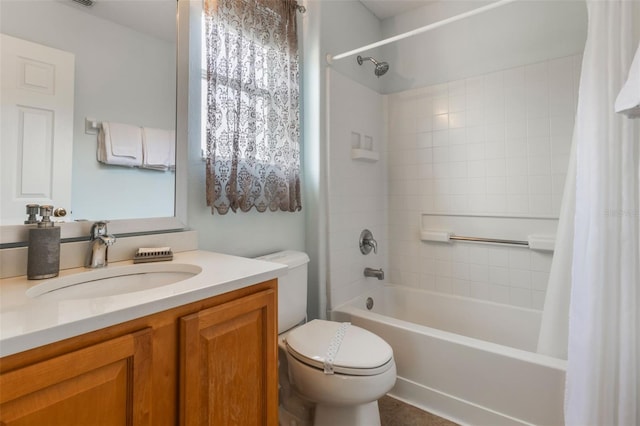 8571 La Isla Dr, Kissimmee, FL 34747 - bathroom featuring vanity and shower / bath combo with shower curtain