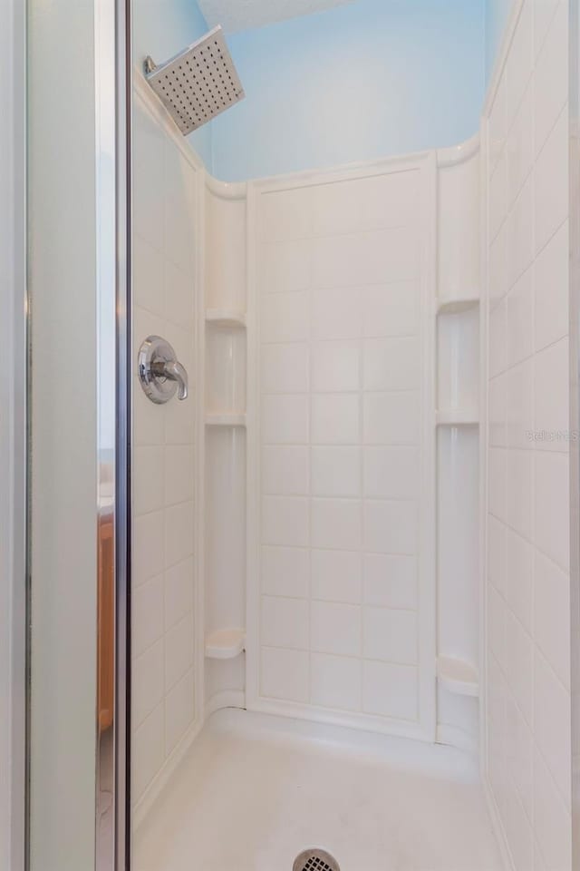 8571 La Isla Dr, Kissimmee, FL 34747 - bathroom featuring a stall shower