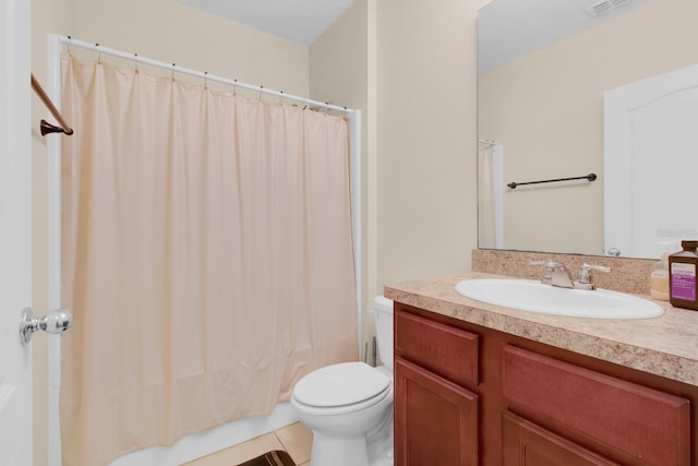 561 Lake Cummings Way, Lake Alfred, FL 33850 - full bath featuring toilet, vanity, and shower / tub combo with curtain