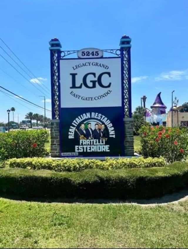 community sign with a lawn