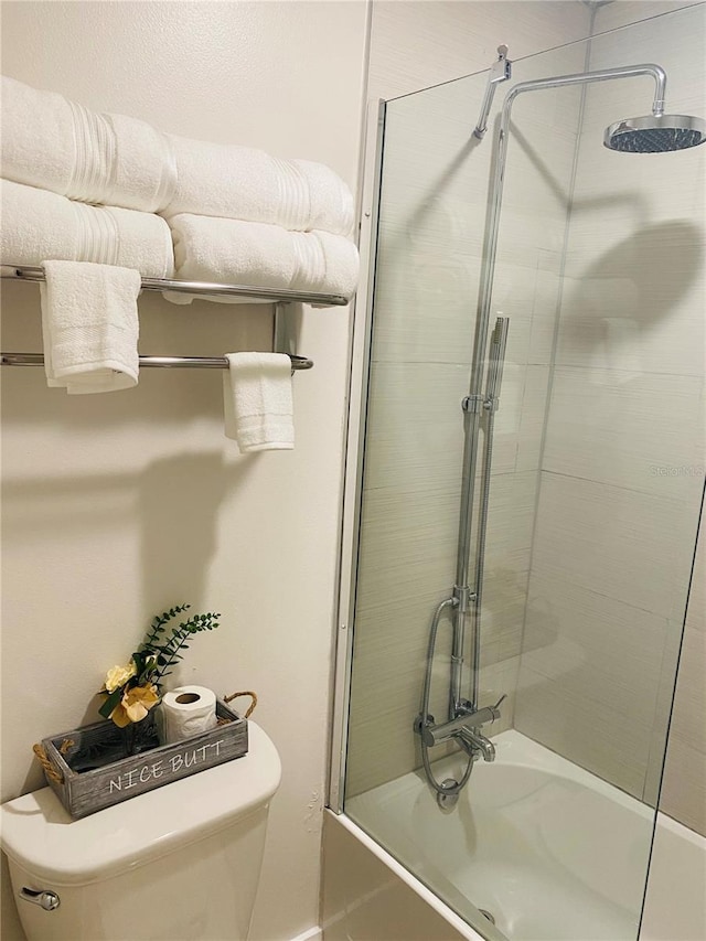 5245 W Irlo Bronson Memorial Hwy Unit 148, Kissimmee, FL 34746 - full bath featuring bath / shower combo with glass door, toilet, and baseboards