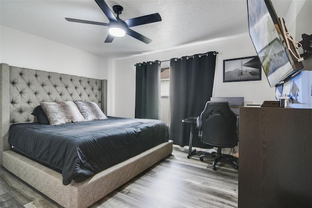 102 Royalty Cir, Sanford, FL 32771 - bedroom with wood finished floors, ceiling fan, a desk, and a textured ceiling