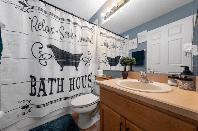 full bath featuring toilet, vanity, and shower / bath combo