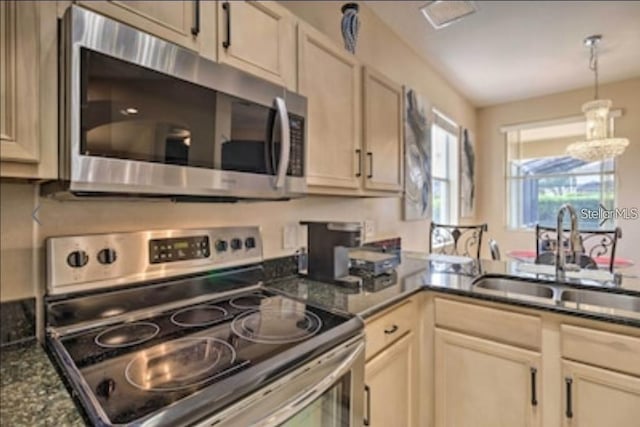 214 Tupelo Cir, Davenport, FL 33897 - kitchen featuring stainless steel appliances, a sink, and decorative light fixtures