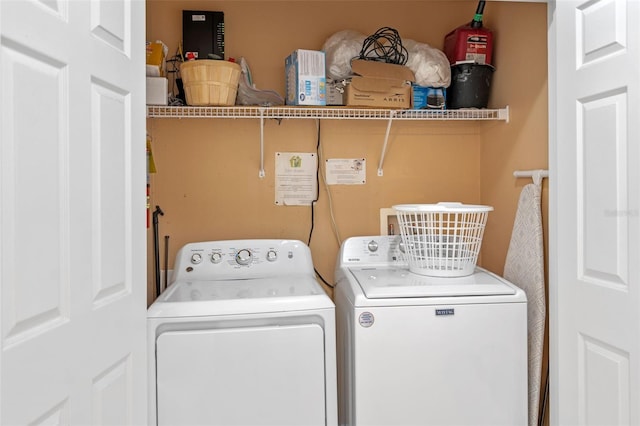 3015 Yellow Lantana Ln, Kissimmee, FL 34747 - laundry room with washing machine and dryer