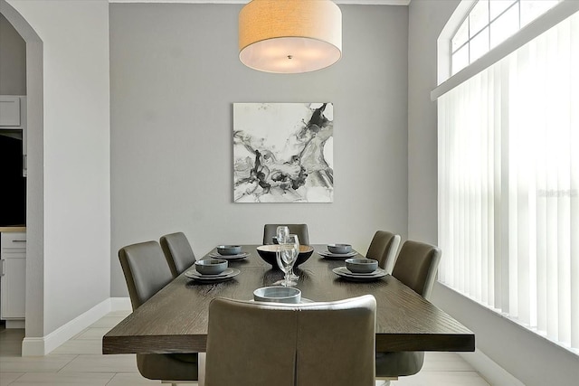 553 Bailey Cir, Davenport, FL 33897 - dining room featuring arched walkways and baseboards