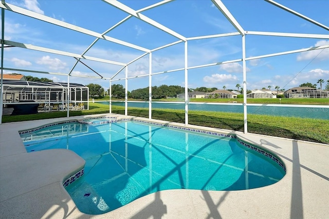553 Bailey Cir, Davenport, FL 33897 - view of pool with a water view, a lawn, a lanai, and a pool with connected hot tub