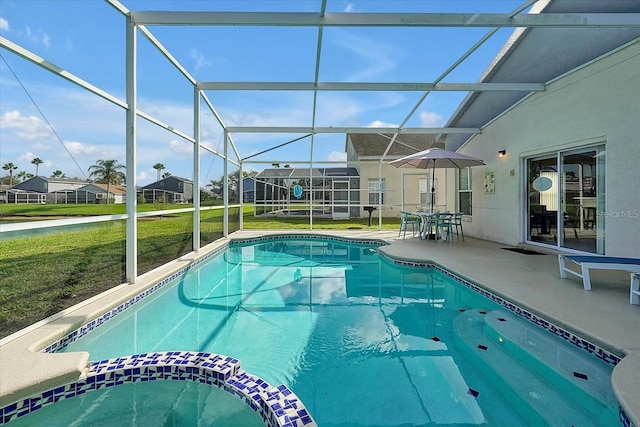 553 Bailey Cir, Davenport, FL 33897 - view of pool with a pool with connected hot tub, a patio, a lawn, and a lanai