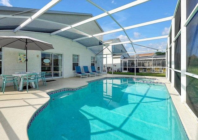 553 Bailey Cir, Davenport, FL 33897 - view of swimming pool with a patio area, a pool with connected hot tub, and a lanai