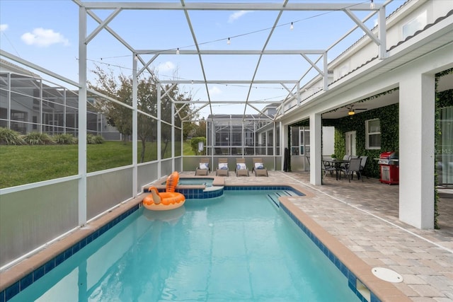 9020 Stinger Dr, Davenport, FL 33896 - view of swimming pool featuring a patio area, a pool with connected hot tub, a lawn, and a lanai