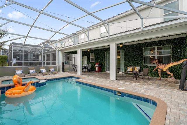 9020 Stinger Dr, Davenport, FL 33896 - view of swimming pool featuring a patio, a pool with connected hot tub, and a lanai