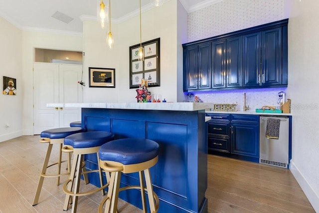 bar area with crown molding, wood finished floors, backsplash, pendant lighting, and baseboards