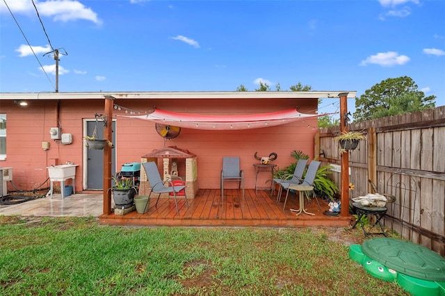 303 Thrush Ave, Sebring, FL 33870 - back of house featuring a wooden deck