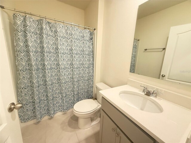 2569 Trinidad Rd, Haines City, FL 33844 - full bath featuring toilet, tile patterned floors, vanity, and curtained shower