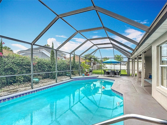 12445 Bohannon Blvd, Orlando, FL 32824 - outdoor pool with a patio area, a fenced backyard, outdoor dining area, and a lanai