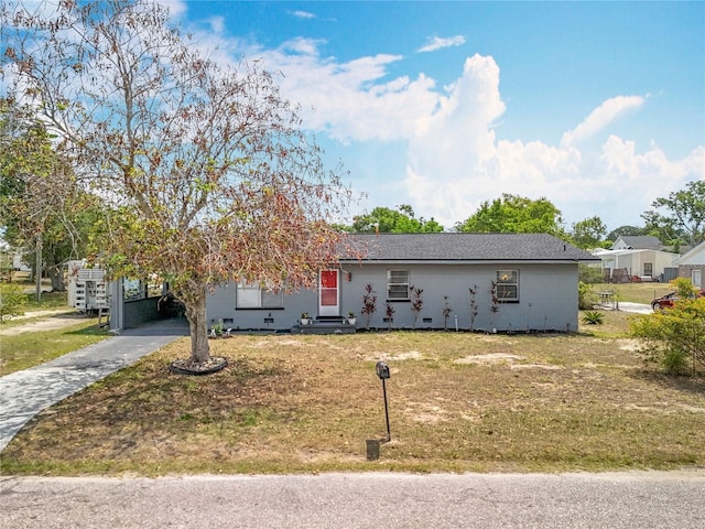 320 S Seminole Ave, Lake Alfred, FL 33850 - view of front facade featuring driveway and a front yard