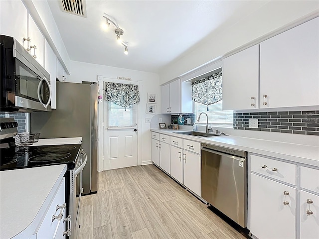 320 S Seminole Ave, Lake Alfred, FL 33850 - kitchen with stainless steel appliances, a sink, light countertops, and backsplash