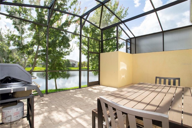 3181 Tocoa Cir, Kissimmee, FL 34746 - sunroom featuring a water view and outdoor dining area