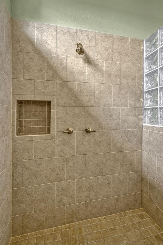 2350 Bradbury Rd, Haines City, FL 33844 - full bath featuring a tile shower
