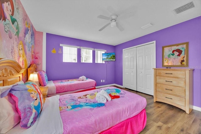 303 Plumoso Loop, Davenport, FL 33897 - bedroom featuring wood finished floors, baseboards, a closet, and ceiling fan