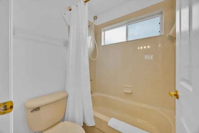 303 Plumoso Loop, Davenport, FL 33897 - bathroom with toilet and shower / tub combo with curtain