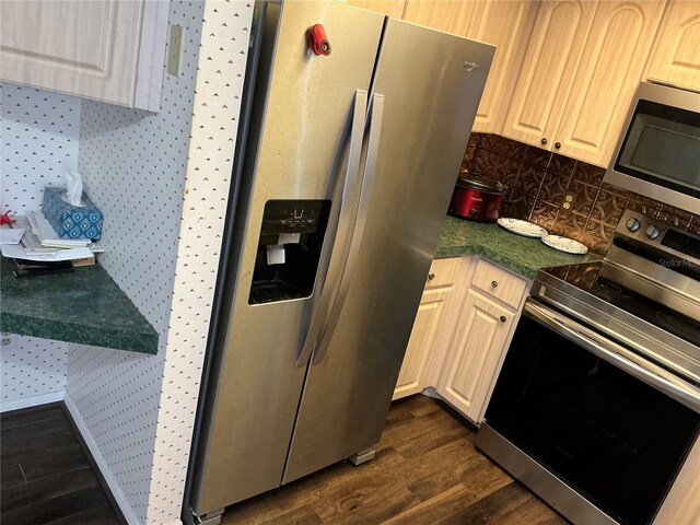 940 Fenton Ln Unit 8, Lakeland, FL 33809 - kitchen with appliances with stainless steel finishes, dark wood-style floors, wallpapered walls, and dark countertops