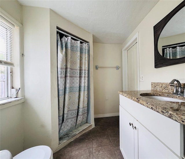 1413 11th St, Saint Cloud, FL 34769 - full bathroom with toilet, vanity, tile patterned floors, a shower with curtain, and a textured ceiling
