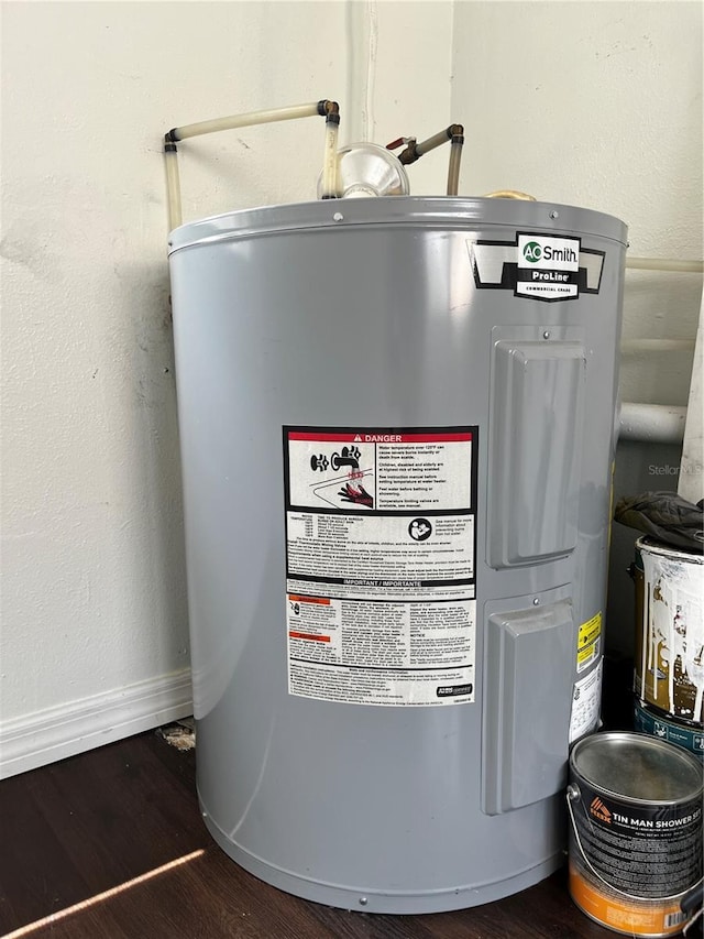 1413 11th St, Saint Cloud, FL 34769 - utility room featuring water heater