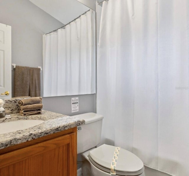 2567 Oneida Loop, Kissimmee, FL 34747 - full bath with toilet, vanity, and a shower with shower curtain