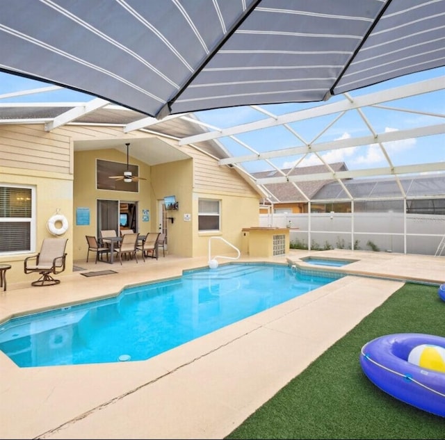2567 Oneida Loop, Kissimmee, FL 34747 - view of pool featuring a patio, ceiling fan, glass enclosure, and a pool with connected hot tub