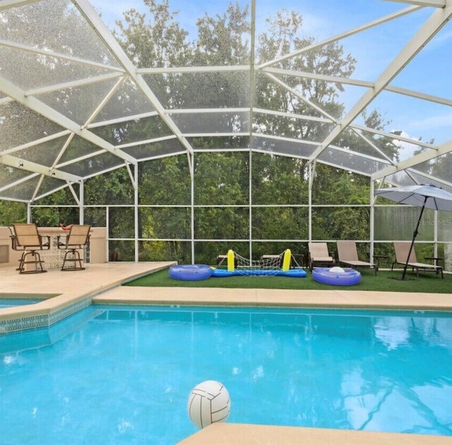 2567 Oneida Loop, Kissimmee, FL 34747 - outdoor pool with a patio area, glass enclosure, and an in-ground hot tub