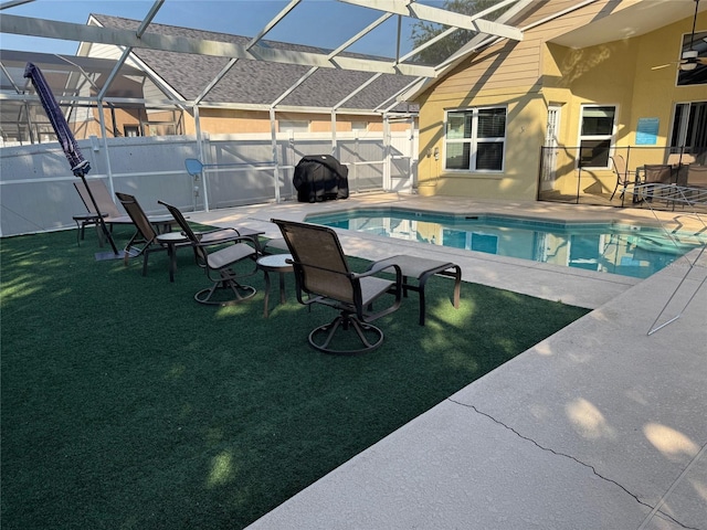 2567 Oneida Loop, Kissimmee, FL 34747 - view of pool featuring a patio, a ceiling fan, and glass enclosure