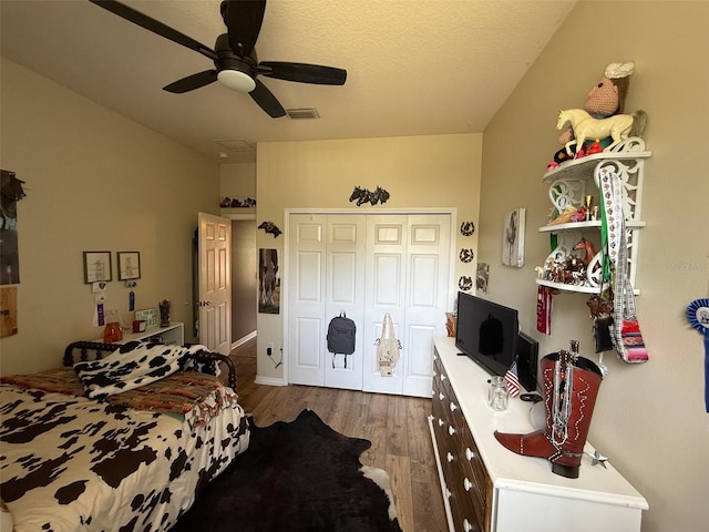 bedroom featuring wood finished floors, a closet, and ceiling fan