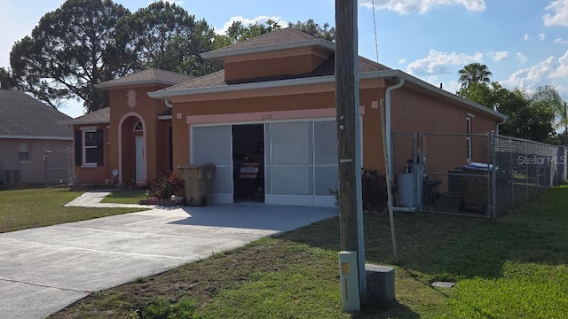 1107 Dartford Dr, Kissimmee, FL 34758 - view of front of home featuring stucco siding, roof with shingles, and driveway