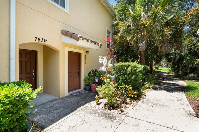 7521 Pellham Way, Kissimmee, FL 34747 - property entrance with stucco siding
