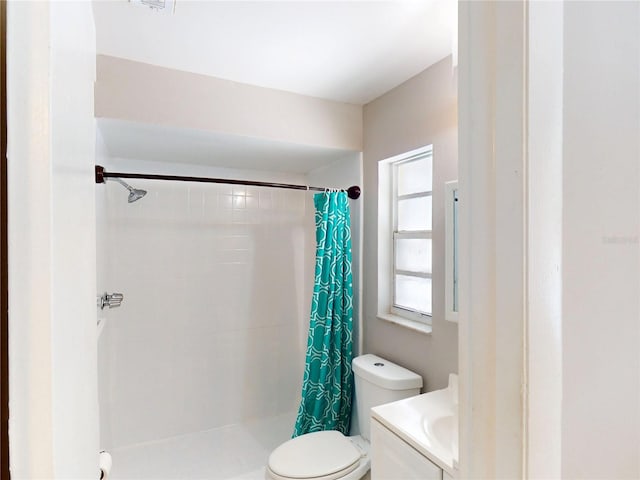 114 N Alderwood St, Winter Springs, FL 32708 - bathroom with a shower with curtain, toilet, and vanity
