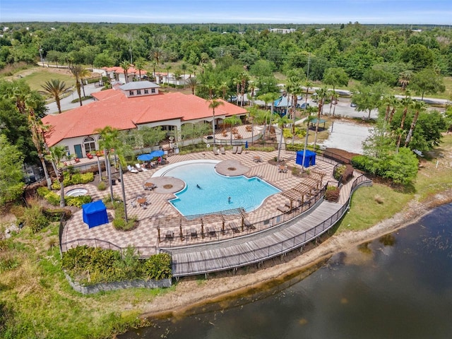 321 Rosso Dr, Davenport, FL 33837 - bird's eye view of a pool area, a nearby body of water, and a heavily wooded area