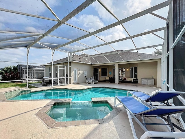 518 Brighton Dr, Davenport, FL 33897 - view of swimming pool featuring a patio area, a pool with connected hot tub, outdoor lounge area, and a lanai