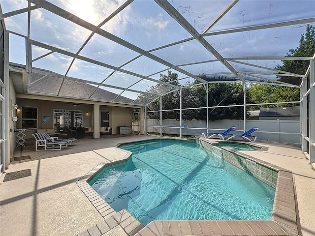 518 Brighton Dr, Davenport, FL 33897 - view of pool featuring a patio area, a fenced backyard, and a pool with connected hot tub