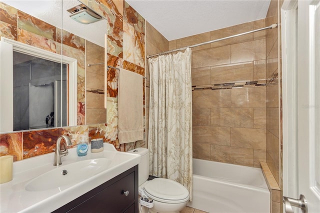 955 Mansfield Rd, Tavares, FL 32778 - bathroom with toilet, vanity, shower / tub combo with curtain, and a textured ceiling