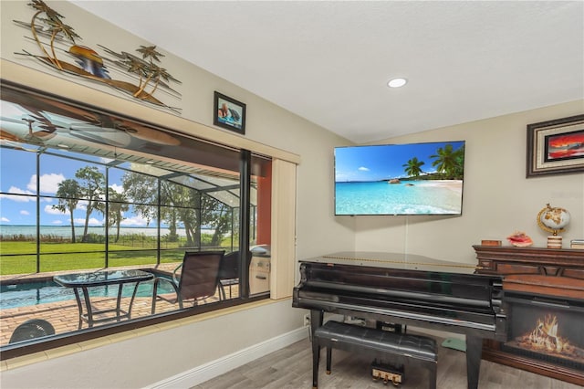 955 Mansfield Rd, Tavares, FL 32778 - living area with wood finished floors, baseboards, recessed lighting, and vaulted ceiling