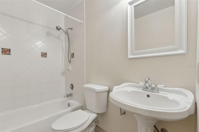 411 Sheoah Blvd Unit 33, Winter Springs, FL 32708 - bathroom featuring toilet, shower / tub combination, and a sink