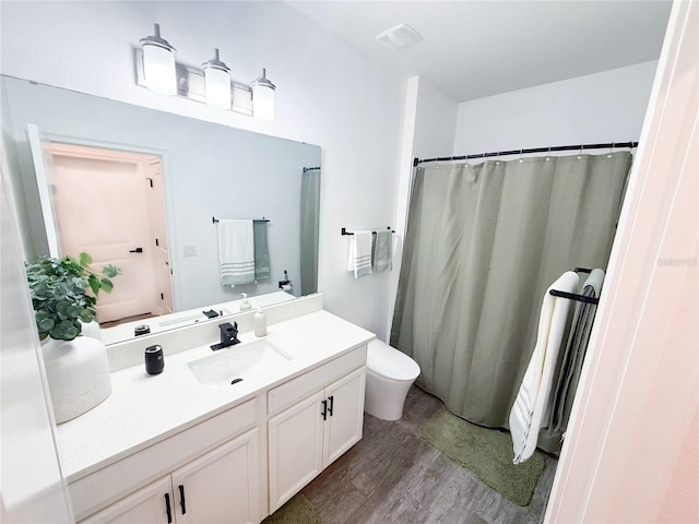 1508BUNKERDRIVE Bunker, Davenport, FL 33896 - full bath featuring wood finished floors, toilet, vanity, and a shower with shower curtain