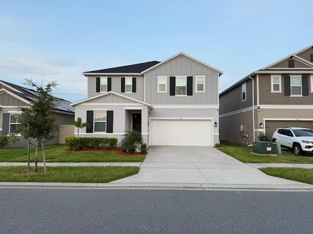 895 Overpool Ave, Davenport, FL 33896 - traditional home with board and batten siding, an attached garage, driveway, and a front lawn
