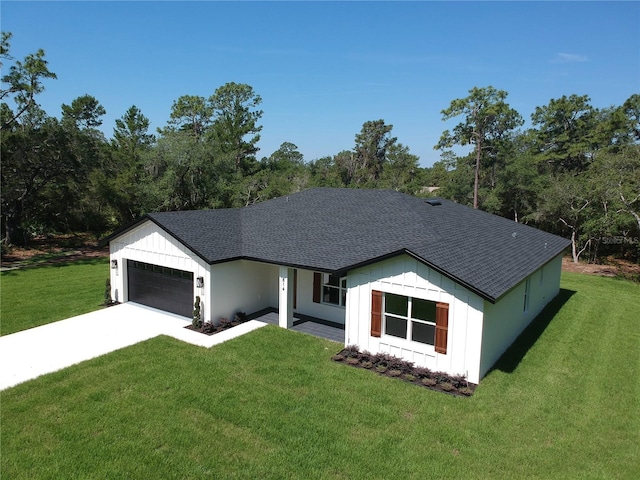 814 Gator Ln, Deltona, FL 32738 - modern farmhouse featuring board and batten siding, a front yard, and a shingled roof