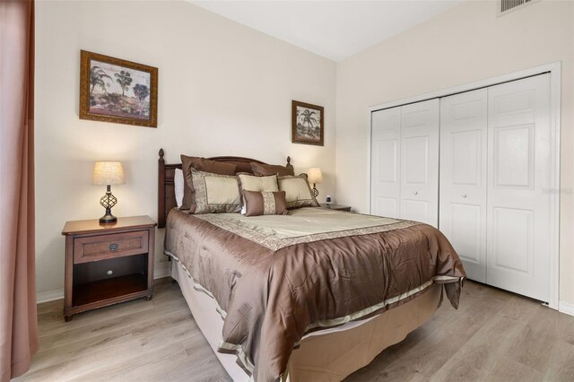 9055 Treasure Trove Ln Unit 409, Kissimmee, FL 34747 - bedroom with light wood-style flooring, a closet, and baseboards