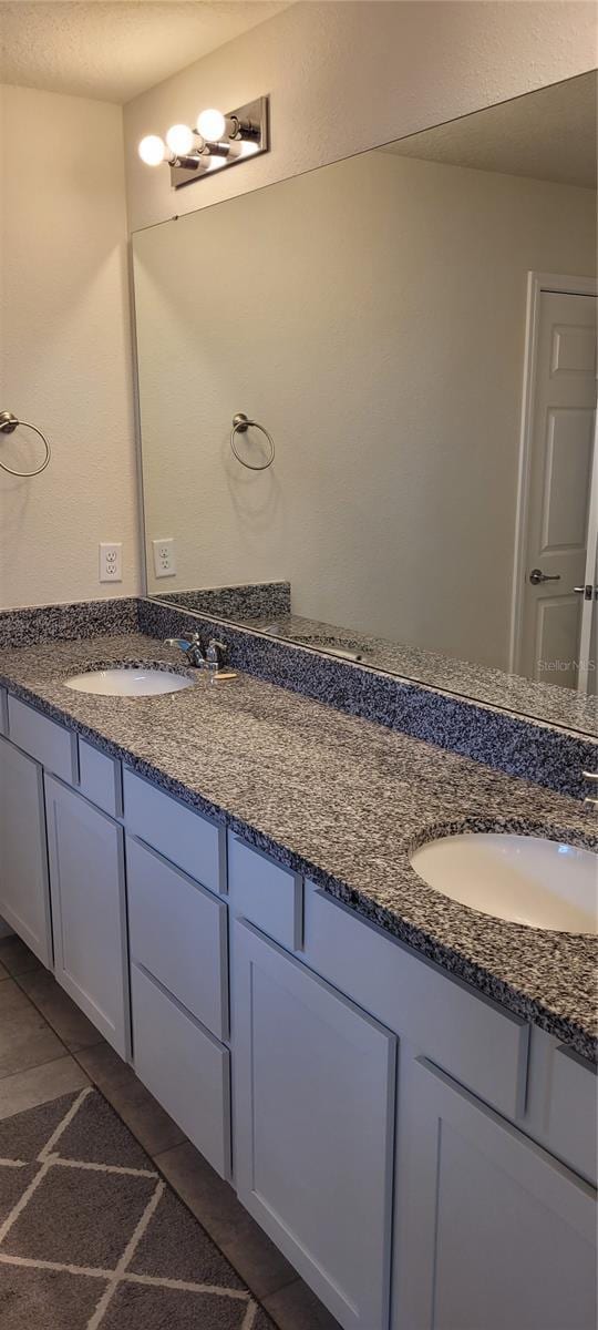 1556 Aspen Ave, Davenport, FL 33837 - full bath featuring double vanity and tile patterned flooring